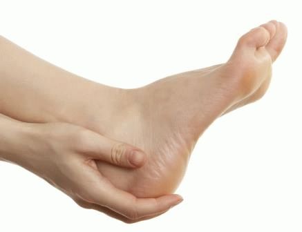 Болит пятка сводит пальцы ног
